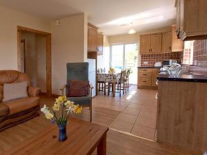 Wohnküche mit Küche, Esstisch und Lounge